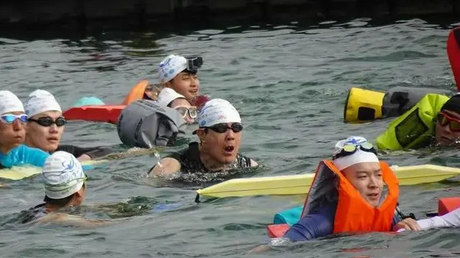  73岁马英九连续10年参加日月潭泳渡，“明年一定再来！”